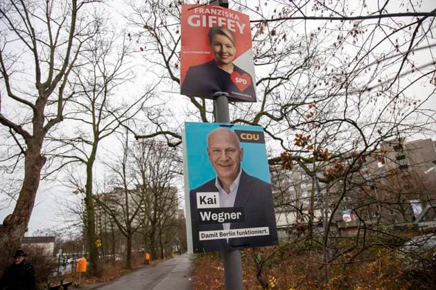 Wahlplakate von Bürgermeisterin und Spitzenkandidatin der SPD Franziska Giffey und von Spitzenkandidat der CDU Kai Wegner in der Gropiusstadt in Neukölln in Berlin am 6. Januar 2023. Gropiusstadt *** Election posters of mayor and top candidate of the SPD Franziska Giffey and of top candidate of the CDU Kai Wegner in the Gropiusstadt in Neukölln in Berlin on 6 January 2023 Gropiusstadt