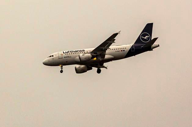Ein Airbus A319 D-AILF Neumarkt in der Oberpfalz der Fluggesellschaft Lufthansa beim Landeanflug auf den Flughafen Frankfurt. Flughafen Frankfurt *** An Airbus A319 D AILF Neumarkt in der Oberpfalz of the airline Lufthansa on approach to Frankfurt Airport Frankfurt Airport