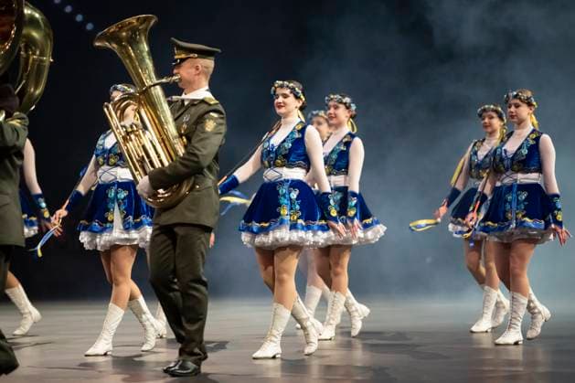 Leipzig, Deutschland 15. Januar 2023: Musikparade - Leipzig - 2023 Europas größte Tournee der Militär- und Blasmusik macht Station in Leipzig. Im Bild: Militärorchester der staatlichen Spezialeinheit des Verteidigungsministeriums aus Tschernihiw (Ukraine) und Alpha Dance Team aus Tschernihiw (Ukraine) Quarterback IImmobilien Arena Sachsen Copyright: xFotostandx xBallaschx