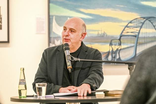 in Oberhausen *** NUR FÜR REDAKTIONELLE ZWECKE *** EDITORIAL USE ONLY ***<p>Im Rahmen der Ausstellung Ruhrgebietschronist trifft Kulturlegende Rudolf Holtappel und Walter Kurowski. Eine foto_grafische Begegnung liest FRANK GOOSEN am Freitag, den 29. April 2022, um 19 Uhr, zu OPPAS HÄNDE RUHRGEBIETSGESCHICHTEN in der LUDWIGGALERIE Schloss Oberhausen. < p> <p> Oberhausen Copyright: GerdxWallhorn *** in Oberhausen *** ONLY FOR EDITORIAL PURPOSE *** EDITORIAL USE ONLY *** P at Frame the Exhibition Ruhr area chronicler meets cultural legend Rudolf Holtappel and Walter Kurowski a Photo Graphics Meeting reads Frank Goosen on Friday, the 29 April 2022, at 19 Watch, to OPPAS Hands STORIES OF THE RUHR AREA in the Ludwig Copyright: GerdxWallhorn doc7ksdy4upcyavfb5rgzg EDITORIAL USE ONLY