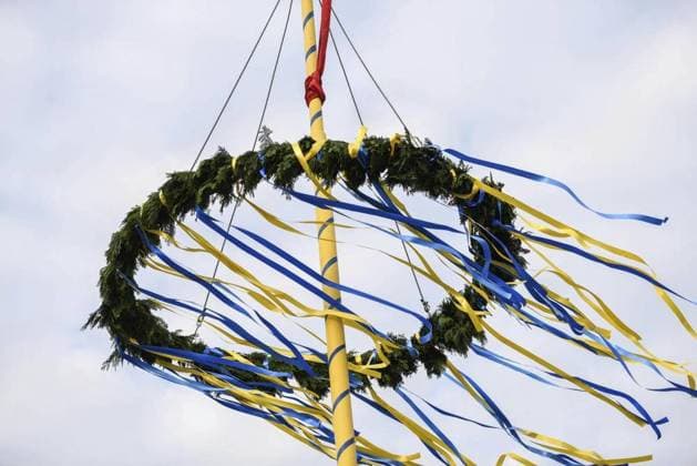 Maibaum aufstellen in Büderich *** NUR FÜR REDAKTIONELLE ZWECKE *** EDITORIAL USE ONLY ***<p>Maibaum aufstellen auf dem Marktplatz am Samstag, 30.04.2022 in Wesel - Büderich. Die Freiwillige Feuerwehr Wesel richtet den Baum auf. Deutschland NRW Büderich Copyright: MarkusxJoosten *** Maypole Set up in Büderich *** ONLY FOR EDITORIAL PURPOSE *** EDITORIAL USE ONLY *** P Maypole Set up at the Marketplace on Saturday, 30 04 2022 in Wesel Büderich the voluntary Fire department Wesel judges the Tree at Germany NRW Büderich Copyright MarkusxJoosten Copyright: MarkusxJoosten doc7ksxj4yl6fqkzhwhfc2 EDITORIAL USE ONLY