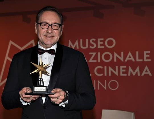 Bilder des Jahres 2023, Entertainment 01 Januar Entertainment Themen der Woche KW03 Entertainment Bilder des Tages Kevin Spacey erhält den Stella della Mole Award in Turin Turin, Italy Kevin Spacey receives the Stella della Mole award at the National Cinema Museum, from Enzo Ghigo, president of the National Cinema Museum, with Vittorio Sgarbi, MiC Undersecretary for Culture, Domenico De Gaetano director of the Museum Spacey Mole Star Award  Copyright: xNickxZonnax xipa-agency.netx xNickxZonnax IPA_IPA35515971
