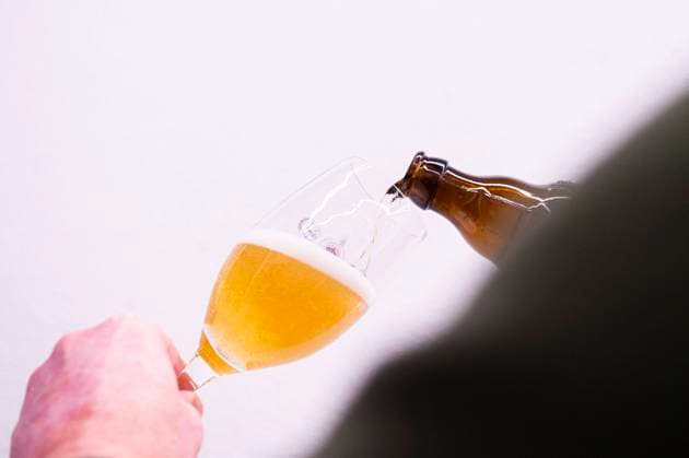 Bier trinken Ein Mann schenkt ein Bier aus einer Flasche in ein Glas ein. Foto: Kirchner-Media Symbolkraft Deutschland *** Drinking beer A man pours a beer from a bottle into a glass Photo Kirchner Media Symbol Power Germany Copyright: xKirchner-Media Symbolkraftx