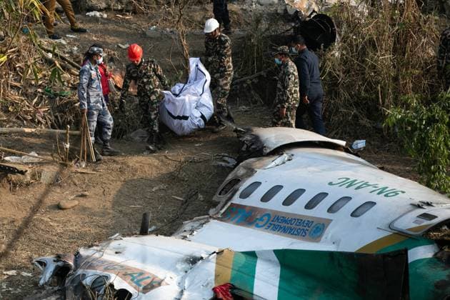 Bilder des Jahres 2023, News 01 Januar News Themen der Woche KW03 News Bilder des Tages January 16, 2023, Pokhara, Nepal: Rescuers recover the body of a victim who died in a Yeti Airlines plane crash in Pokhara. Nepal observed a day of mourning for the victims of the nation s deadliest aviation disaster in three decades, with 72 people confirmed killed in the plane crash. Pokhara Nepal - ZUMAs197 20230116_zaa_s197_044 Copyright: xPrabinxRanabhatx