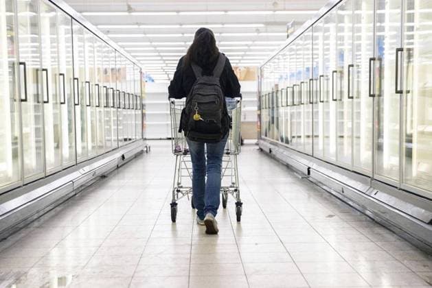 Vorletzter oder letzter Tag bei Real in Witten *** NUR FÜR REDAKTIONELLE ZWECKE *** EDITORIAL USE ONLY ***<p>Conny schlendert am Freitag, 27. Mai 2022, an den fast leeren Regalen des Reals in Witten entlang. Der Supermarkt im Stadtteil Annen öffnet entweder heute oder morgen zum letzten Mal. Deutschland Nordrhein-Westfalen Witten Copyright: BastianxHaumann *** Penultimate Or last Day at Real in Witten *** ONLY FOR EDITORIAL PURPOSE *** EDITORIAL USE ONLY *** P Conny strolls on Friday, 27 May 2022, to the Almost Empty Shelves of Reals in Witten along the Supermarket at District Annen opens Either Today Or Tomorrow to last times Germany North Rhine Westphalia Witten Copyright BastianxHaumann Copyright: BastianxHaumann doc7l6bpf9pb861ijc6y3eo EDITORIAL USE ONLY