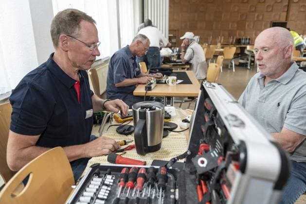 Neustart des Reparatur-CafÃ s Bottrop-Eigen *** NUR FÜR REDAKTIONELLE ZWECKE *** EDITORIAL USE ONLY ***<p>Wolfgang Puchenberg repariert einen Wasserkocher beim Reparatur-CafÃ Eigen, das am Freitag, 3. Juni 2022, künftig an jedem ersten Freitag im Monat, in der Awo-Begegnungsstätte in Bottrop-Eigen nach langer Coronapause öffnet. Die Ehrenamtlichen freuen sich darauf, bei der Reparatur von Elektroartikeln, Computern oder Kleinmöbeln zu helfen. Jeder Besucher kann ein Gerät zur kostenlosen Reparatur mitbringen. Kleine Reparaturen an Fahrrädern und Flachbildfernsehern sind auch möglich. In der Wartezeit servieren die Ehrenamtlichen kostenlosen Kaffee und Kuchen. Deutschland NRW Bottrop Copyright: OliverxMengedoht *** Restart of Repair Copyright: OliverxMengedoht doc7la1qh16utlv4i5o7zw EDITORIAL USE ONLY