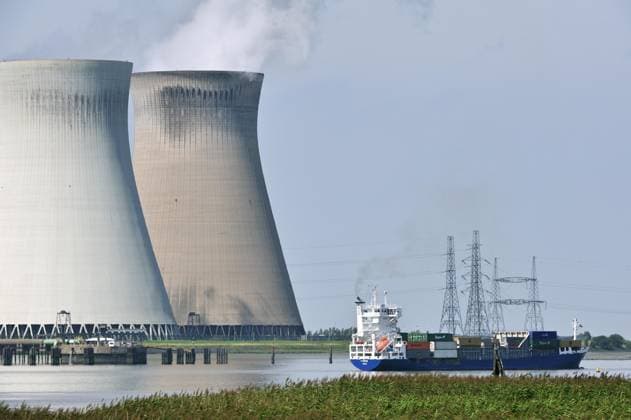Containerschiff auf der Schelde vor den Kühltürmen des Kernkraftwerks in Doel, Belgien, Europa *** Container ship at the Scheldt before the Cooling towers of Nuclear power plant in doel, Belgium, Europe Copyright: imageBROKER alimdix xArterra ibltsm08966061.jpg