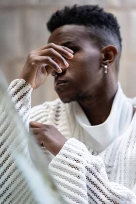 Creative Highlights Symbolbilder Ein junger Mann afrikanischer Abstammung in einem weißen modernen Anzug und schwarzen Lederstiefeln, elegantes Modell auf der Straße in der Stadt auf metallischem Hintergrund, Detail der Hände *** a Youngster Man African Pedigree in a white modern Suit and Black people leather boots, Elegant Model at the Street in the City at metallic Background, Detail the Hands Copyright: imageBROKER/UnaixHuizi ibxuhu08956758.jpg ,model released, Symbolfoto ,property released