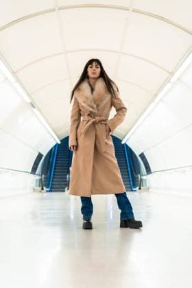 Creative Highlights Symbolbilder Posing eines schönen brünetten Mädchens beim Betreten der U-Bahn mit einer Jacke im Winter. Hübsche Kaukasierin geht durch den Tunnel *** Posing one beautiful brünetten Girls at enter the U Rail with a Jacket at Winter pretty Kaukasierin goes through the Tunnel Copyright: imageBROKER/UnaixHuizi ibxuhu08958624.jpg ,model released, Symbolfoto ,property released