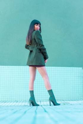 Creative Highlights Symbolbilder Brunette Modell lächelnd in einem streetyle durch die Straße mit einer Jacke und grüne Stiefel. Kaukasische ziemlich grün und blau Hintergrund, vertikale Foto *** brunette Model smiling in a street style through the Street with a Jacket and green Boots Caucasian pretty Green and Blue Background, vertical Photo Copyright: imageBROKER/UnaixHuizi ibxuhu08958670.jpg ,model released, Symbolfoto ,property released