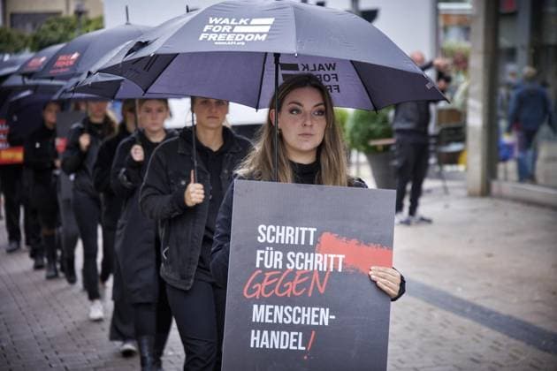 Walk for freedom *** NUR FÜR REDAKTIONELLE ZWECKE *** EDITORIAL USE ONLY ***<p>Auf dem Kennedy-Platz in der Essener Innenstadt trafen sich Demonstranten gegen Menschenhandel und begaben sich auf einen Walk for freedom . Dieser Spaziergang fuer die Freiheit begann am Samstag den 15. Oktober 2022. Deutschland NRW Essen Copyright: DirkxA.xFriedrich *** Walk for Freedom *** ONLY FOR EDITORIAL PURPOSE *** EDITORIAL USE ONLY *** P at the Kennedy Place in the Essen City centre met itself Demonstrators against Human Trafficking and went to itself at a Walk for Freedom this Walking tour for the Freedom began on Saturday the 15 October 2022 Germany NRW Food Copyright DirkxA xFriedrich Copyright: DirkxA.xFriedrich doc7n6sg3d4q9ghzwyalrj EDITORIAL USE ONLY