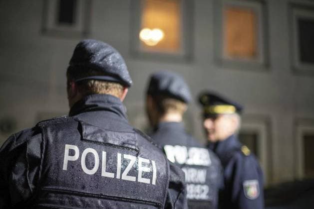Kontrollaktion von Sammelunterkünften in Gronau *** NUR FÜR REDAKTIONELLE ZWECKE *** EDITORIAL USE ONLY ***<p>***Sperrfrist für die Berichterstattung von Mittwoch, 26.10., 11 Uhr*** Kontrollaktion von Sammelunterkünften in Gronau, von Polizei,Ordnungsamt und niederländischen Beamten, am Montag, 24.10.2022. Deutschland Nordrhein-Westfalen Gronau Copyright: OlafxFuhrmann *** control action from Collective centers in Gronau *** ONLY FOR EDITORIAL PURPOSE *** EDITORIAL USE ONLY *** P Embargo for the Reporting from Wednesday, 26 10 , 11 Watch control action from Collective centers in Gronau, from police,regulatory office and Dutch officials, on Monday, 24 10 2022 Germany North Rhine Westphalia Gronau Copyrigh Copyright: OlafxFuhrmann doc7nbweas0nya71lnrbdh EDITORIAL USE ONLY
