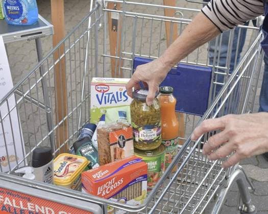 NV Sammelaktion des Lions Clubs Rheurdt Niederrhein *** NUR FÜR REDAKTIONELLE ZWECKE *** EDITORIAL USE ONLY ***<p>Am 29.10.2022 sammelte der Lions Club Rheurdt Niederrhein in Neukirchen-Vluyn an den beiden Edeka-Märkten Lebensmittel für die Tafel Neukirchen-Vluyn. Kunden des Edeka-Marktes an der Niederrheinalle spenden Lebensmittel für die Tafel. Deutschland Nordrhein Westfalen Neukirchen-Vluyn Copyright: RüdigerxBechhaus Copyright: RüdigerxBechhaus doc7ne6fw5k1p2wp66tgl2 EDITORIAL USE ONLY