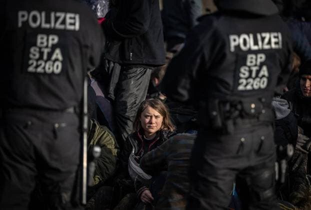 Bilder des Jahres 2023, News 01 Januar News Themen der Woche KW03 News Bilder des Tages Lützerath *** NUR FÜR REDAKTIONELLE ZWECKE *** EDITORIAL USE ONLY ***<p>Klimaaktivistin Greta Thunberg sitzt mit andern Aktivisten am 17.01.2022 im Tagebau Garzweiler in einem Polzeikessel unweit der Abbruchkante. Deutschland NRW Lützerath Copyright: BerndxThissen *** Lützerath FOR EDITORIAL PURPOSES ONLY EDITORIAL USE ONLY p Climate activist Greta Thunberg sits with other activists in a police kettle not far from the quarry face at the Garzweiler open pit mine on 17 01 2022 Germany NRW Lützerath Copyright BerndxThissen Copyright: BerndxThissen doc7oj5poeu234yabqeogl ,EDITORIAL USE ONLY