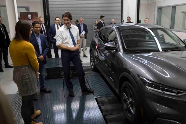 January 17, 2023, Windsor, Ontario, Canada: Prime Minister Justin Trudeau tours the University of WindsoröÄÃ s Charge LAB in Windsor, Ont. on Tuesday, January 17, 2023. Windsor Canada  - ZUMAc35_ 20230117_zaf_c35_054 Copyright: xNicolexOsbornex