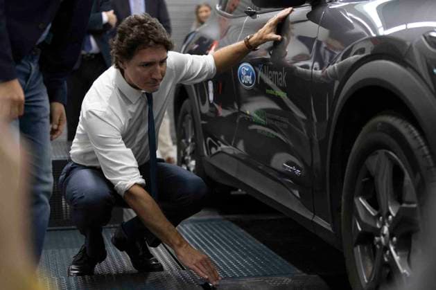 January 17, 2023, Windsor, Ontario, Canada: Prime Minister Justin Trudeau tours the University of WindsoröÄÃ s Charge LAB in Windsor, Ont. on Tuesday, January 17, 2023. Windsor Canada  - ZUMAc35_ 20230117_zaf_c35_055 Copyright: xNicolexOsbornex