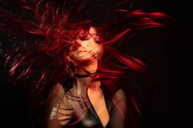 Ein Mädchen auf schwarzem Hintergrund mit Doppelbelichtung mit roten Haaren im Wind *** a Girls at black Background with Double exposure with Red Hair at Wind 1104301533 ,model released, Symbolfoto
