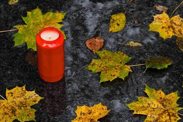 rote Grabkerze mit Herbstblaettern an Allerheiligen, Oesterreich red grave candle with autumn leaves on All Saints Day, Austria BLWS678669 *** red Grave candle with Herbstblaettern to all saints day, Austria Red Grave Candle With Autumn Leaves ON All Saints day, Austria BLWS678669 Copyright: xblickwinkel McPHOTO BilderBoxx