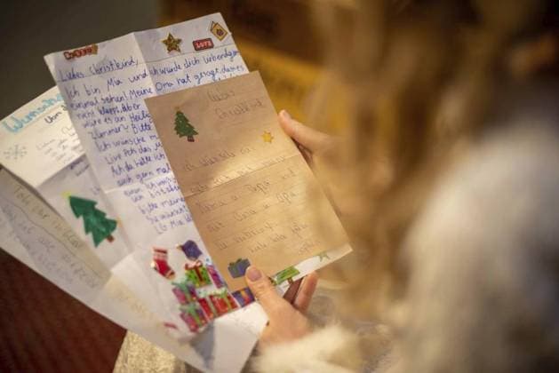 Christkind in Engelskirchen *** NUR FÜR REDAKTIONELLE ZWECKE *** EDITORIAL USE ONLY ***<p>Wir schauen dem Christkind in Engelskirchen, mit seinen Helferinnnen über die Schulter und lesen trotz Briefgeheimnis die himmlische Post mit den Wünschen der Kinder an das Christkind, am Montag, 21.11.2022. Deutschland Nordrhein-Westfalen Engelskirchen Copyright: OlafxFuhrmann *** Christ child in Engelskirchen *** ONLY FOR EDITORIAL PURPOSE *** EDITORIAL USE ONLY *** P We Looking the Christ child in Engelskirchen, with its helpers via the Shoulder and read Despite Letters secret the Heavenly Post with the wish the Children to the Christ child, on Monday, 21 11 2022 Germany North Rhine Westphalia Engelskirchen Copyright OlafxCarrier Copyright: OlafxFuhrmann doc7npxl8hmchlc6r3043y EDITORIAL USE ONLY