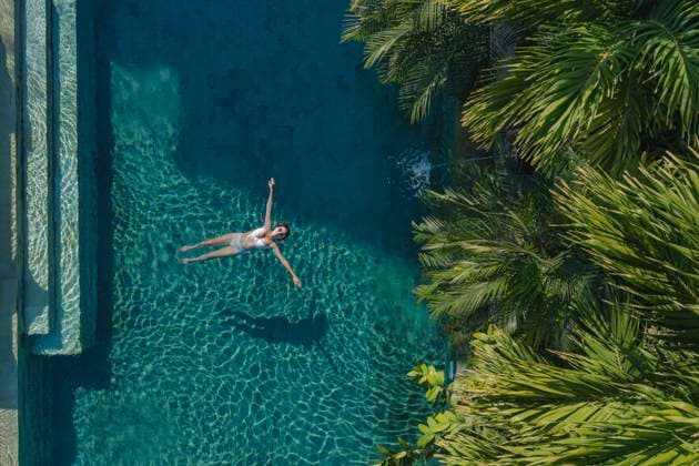Creative Highlights Symbolbilder Aerial view of woman in pool Denpasar, Bali, Indonesia CR_KOTRIN230117E-1106104-01 ,model released, Symbolfoto ,property released
