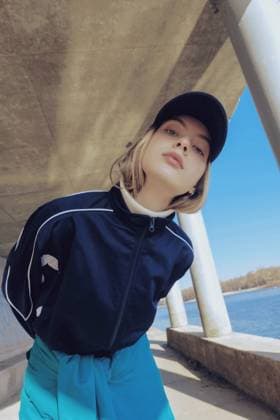 Creative Highlights Symbolbilder Cute teen girl, outdoors wearing trendy clothing Gomel, Gomel Region, Belarus CR_PJWUOI230113C-1106598-01 ,model released, Symbolfoto