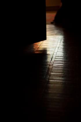 IMAGO Creative: Frühjahrsputz Light on parquet in room. Light from window in dark apartment. Moscow, Moscow, Russia R_UEFCLG2301170D-1109283-01