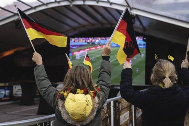 Dorsten - Public Viewing Deutschland - Japan *** NUR FÜR REDAKTIONELLE ZWECKE *** EDITORIAL USE ONLY ***<p>Qatar 2022 - Public Viewing des Spiels Deutschland - Japan auf dem Weihnachtsmarkt in Dorsten am Mittwoch den 23.11.2022. Deutschland NRW Dorsten Copyright: LarsxHeidrich *** Dorsten Public VIEWING Germany Japan *** ONLY FOR EDITORIAL PURPOSE *** EDITORIAL USE ONLY *** P Qatar 2022 Public VIEWING of Game Germany Japan at the Christmas market in Dorsten on Wednesday the 23 11 2022 Germany NRW Dorsten Copyright LarsxHeidrich Copyright: LarsxHeidrich doc7nqust4f386iotq1fqr EDITORIAL USE ONLY
