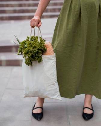 Creative Highlights Symbolbilder woman carrying shopping bag. High quality photo woman carrying shopping bag. High resolution photo Copyright: xZoonar.com OleksandrxLatkunx 18333999