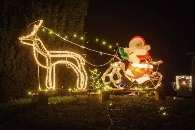 WEIHNACHTSBELEUCHTUNG IN OBERGEBRA *** NUR FÜR REDAKTIONELLE ZWECKE *** EDITORIAL USE ONLY ***<p>21 12 2022 - Obergebra: Das Haus von Uwe Hildebrandt aus Obergebra im Landkreis Nordhausen (Thüringen) ist am Mittwochabend, 21. Dezember 2022, durch tausende kleine Lichter illuminiert. ( Deutschland Thüringen Obergebra Copyright: MarcoxKneise *** Christmas lighting in UPPER GEAR *** ONLY FOR EDITORIAL PURPOSE *** EDITORIAL USE ONLY *** P 21 12 2022 Obergebra the House from Uwe Hildebrandt from Obergebra at County Nordhausen Thuringia is on Wednesday evening, 21 December 2022, through Thousands small Lights illuminated Germany Thuringia Obergebra Copyright Marcox Kneise Copyright: MarcoxKneise doc7o5rl11gqw61ljolck99 EDITORIAL USE ONLY