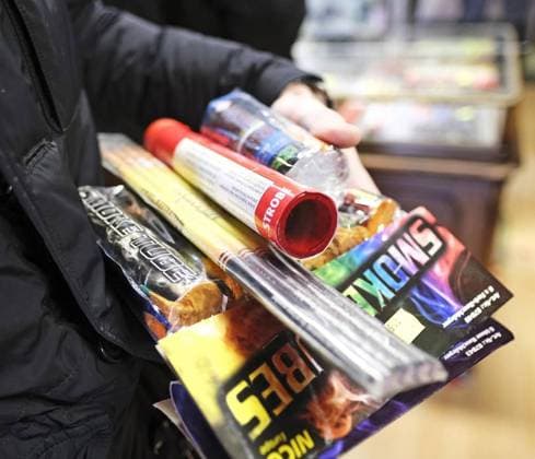 Verkauf Pyrotechnik *** NUR FÜR REDAKTIONELLE ZWECKE *** EDITORIAL USE ONLY ***<p>Feuerwerksartikel stehen zum Verkauf am Donnerstag, 29. Dezember 2022 in Bochum. Das Wattenscheider Geschäft Stabe verkauft neben Waffen auch Feuerwerkskörper zu Silvester. Deutschland NRW Bochum Copyright: DietmarxWäsche *** Sale Pyrotechnics *** ONLY FOR EDITORIAL PURPOSE *** EDITORIAL USE ONLY *** P Fireworks Standing to Sale on Thursday, 29 December 2022 in Bochum the Wattenscheider Shop Character sold next to Weapons also Fireworks to New Year s Eve Germany NRW Bochum Copyright DietmarxLaundry Copyright: DietmarxWäsche doc7o9bhegr392154cfh2jn EDITORIAL USE ONLY