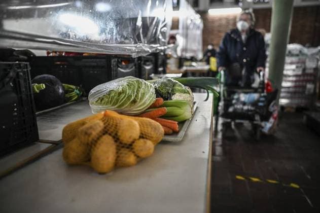 Tafel Oberhausen *** NUR FÜR REDAKTIONELLE ZWECKE *** EDITORIAL USE ONLY ***<p>Lebensmittelausgabe an Senioren bei der Tafel Oberhausen, am Donnerstag den 29. Dezember 2022 in Oberhausen. Reportage über die Arbeit der Tafel in Zeiten steigender Lebensmittel- und Energiepreise. Deutschland Nordrhein-Westfalen Oberhausen Copyright: LarsxFröhlich *** blackboard Oberhausen *** ONLY FOR EDITORIAL PURPOSE *** EDITORIAL USE ONLY *** P Food distribution to Seniors at the blackboard Oberhausen, on Thursday the 29 December 2022 in Oberhausen Reportage via the Work the blackboard in Times increasing Food and Energy prices Germany North Rhine Westphalia Oberhausen Copyright Larsx Happy Copyright: LarsxFröhlich doc7o9dlikuh1v1cf1hvjmq EDITORIAL USE ONLY