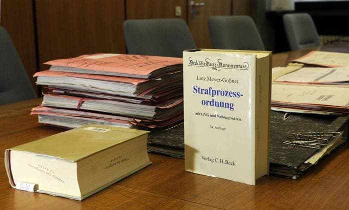 Justiz, Symbolfotos Symbolbild Strafprozessordnung *** NUR FÜR REDAKTIONELLE ZWECKE *** EDITORIAL USE ONLY ***<p>Prozess gegen Ronny Müller (33) wegen versuchter Vergewaltigung einer 14 Jährigen in Kettwig. Das Symbol Bild zeigt die Akten und die Strafprozessordnung beim Prozessauftakt am Mittwoch, 12.10.2011 im Saal C33 im Landgericht Essen. Deutschland NRW Essen Copyright: MÜLLER,xOliver *** Symbol image Code of Criminal Procedure *** ONLY FOR EDITORIAL PURPOSE *** EDITORIAL USE ONLY *** P Process against Ronny Miller 33 because of attempted rape a 14 year in Kettwig the symbol Picture shows the Files and the Code of Criminal Procedure at Process start on Wednesday, 12 10 2011 at Room C33 at District Court Food Germany NRW Food Copyright MUELLER, xOl Copyright: MÜLLER,xOliver docnrwhugopicture42299273 EDITORIAL USE ONLY