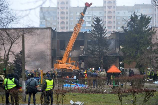 Bilder des Jahres 2023, News 01 Januar News Themen der Woche KW03 News Bilder des Tages BROVARY, UKRAINE - JANUARY 18, 2023 - Rescuers remove the rubble at the scene of the fatal helicopter crash at a kindergarten in Brovary, Kyiv Region, northern Ukraine. As reported, 16 people, including three children, died and 30 people were admitted to hospital. All nine people onboard - six members of the operative group of the Ministry of Internal Affairs, including Minister Denys Monastyrskyy, and three crewmembers of the State Emergency Service ? are among the dead. Deadly helicopter crash in Brovary  Copyright: xEvgenxKotenkox