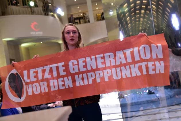 Anja Gockel seven senses, Fashionshow Protestaktion Letzte Generation innerhald der Fashion Show Anja Gockel seven senses, Fashionshow Berlin W23 24 im Hotel ADLON am 18.01.2023 in Berlin