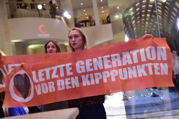 Anja Gockel seven senses, Fashionshow Protestaktion Letzte Generation innerhald der Fashion Show Anja Gockel seven senses, Fashionshow Berlin W23 24 im Hotel ADLON am 18.01.2023 in Berlin