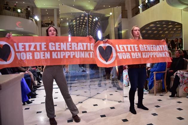 News Bilder des Tages Anja Gockel seven senses, Fashionshow Protestaktion Letzte Generation innerhald der Fashion Show Anja Gockel seven senses, Fashionshow Berlin W23 24 im Hotel ADLON am 18.01.2023 in Berlin