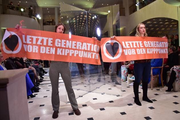 Anja Gockel seven senses, Fashionshow Protestaktion Letzte Generation innerhald der Fashion Show Anja Gockel seven senses, Fashionshow Berlin W23 24 im Hotel ADLON am 18.01.2023 in Berlin