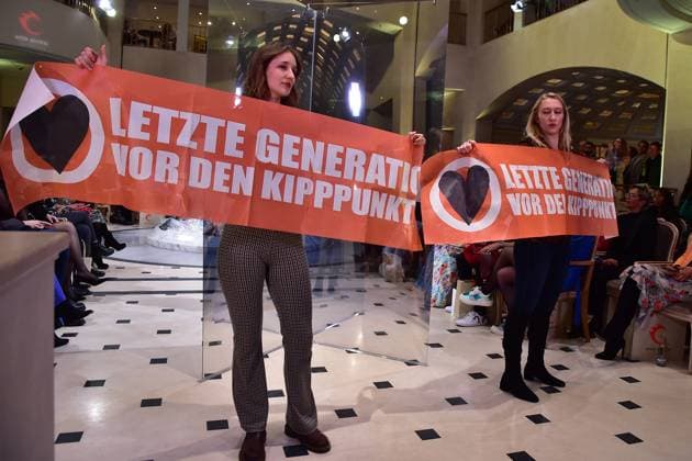 Anja Gockel seven senses, Fashionshow Protestaktion Letzte Generation innerhald der Fashion Show Anja Gockel seven senses, Fashionshow Berlin W23 24 im Hotel ADLON am 18.01.2023 in Berlin
