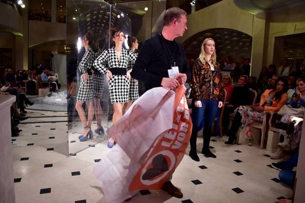 Anja Gockel seven senses, Fashionshow Ein Fotografen Kollegen hat den Protestfrauen Letzte Generation die beiden Plakate entrissen Anja Gockel seven senses, Fashionshow Berlin W23 24 im Hotel ADLON am 18.01.2023 in Berlin