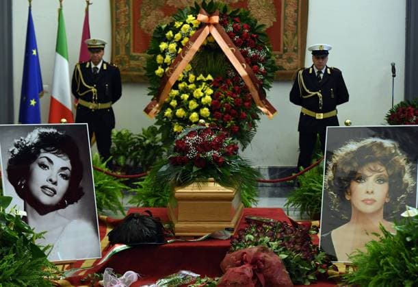 Bilder des Jahres 2023, Entertainment 01 Januar Entertainment Themen der Woche KW03 Entertainment Bilder des Tages Rome 01 18 2023 Gina Lollobrigida s funeral chamber set up in the Sala della Protomoteca in the Campidoglio Editorial Usage Only  Copyright: xFABIOxCIMAGLIAx xIPAx Agenzia_Fotogramma_FGR3728452