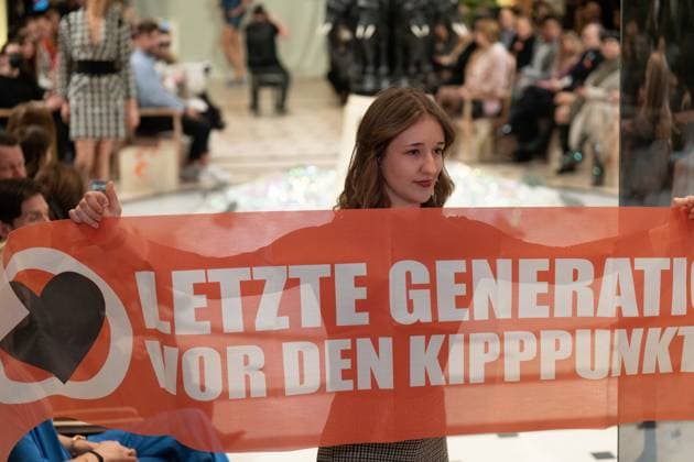 RECORD DATE NOT STATED Anja Gockel Fashion Show gestört von der Letzten Generation Mitglieder der Letzten Generation störten die Fashion Show von Anja Gockel im Adlon mit Transparenten vor den Kipppunkt Berlin Berlin GER