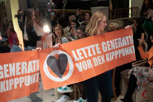 RECORD DATE NOT STATED Anja Gockel Fashion Show gestört von der Letzten Generation Mitglieder der Letzten Generation störten die Fashion Show von Anja Gockel im Adlon mit Transparenten vor den Kipppunkt Berlin Berlin GER