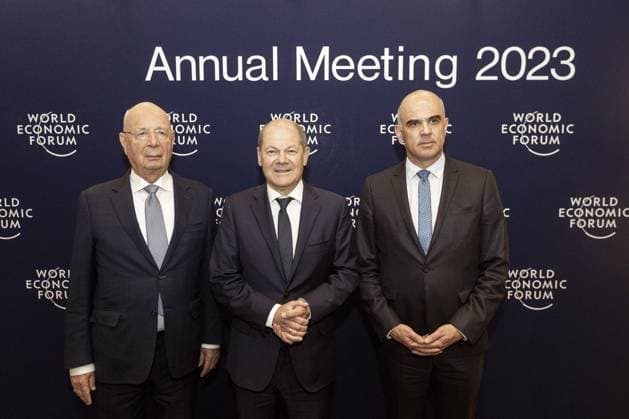 Bilder des Jahres 2023, News 01 Januar News Themen der Woche KW03 News Bilder des Tages Weltwirtschaftsforum in Davos - Olaf Scholz trifft Klaus Schwab und Alain Berset ( L to R) Klaus Schwab, executive chairman of the World Economic Forum (WEF), Olaf Scholz, Germany s chancellor, center, and Alain Berset, Switzerland s president, on day two of the World Economic Forum (WEF) in Davos, Switzerland, on Wednesday, Jan. 18, 2023.  SWZ2023011808 WorldxEconomicxForum xMattiasxNu