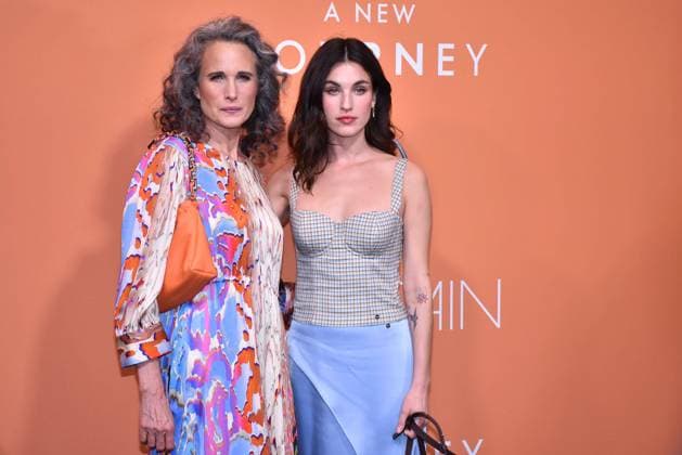 Bilder des Jahres 2023, Entertainment 01 Januar Entertainment Themen der Woche KW03 Entertainment Bilder des Tages Andie MacDowell und ihre Tochter Rainey Qualley bei der Marc Cain Show am 18.01.2023 im Rahmen Fashion Week in Berlin Fashionweek Berlin 2023 - Marc Cain Show *** Andie MacDowell and her daughter Rainey Qualley at the Marc Cain Show on 18 01 2023 during Fashion Week in Berlin Fashionweek Berlin 2023 Marc Cain Show 