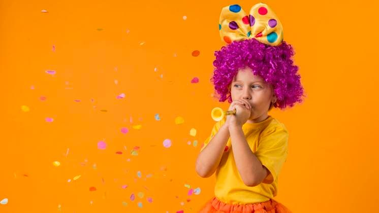 Creative Highlights Symbolbilder girl with confetti clown costume girl with confetti clown costume Copyright: xZoonar.com OleksandrxLatkunx 18390339