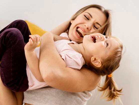 Creative Highlights Symbolbilder beautiful mother spending time together with her daughter home beautiful mother spending time together with her daughter home Copyright: xZoonar.com OleksandrxLatkunx 18390646 ,model released, Symbolfoto ,property released