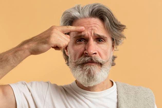 Creative Highlights Symbolbilder front view elder man with beard pointing out wrinkles front view elder man with beard pointing out wrinkles Copyright: xZoonar.com OleksandrxLatkunx 18393615 ,model released, Symbolfoto ,property released