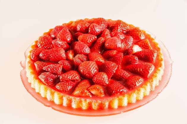  Frischer Erdbeerkuchen auf einer gläsernen Tortenplatte *** fresher Strawberry cake at a transparent Cake plate Copyright: imageBROKER/alimdix/xSTphotography iblobs08854684.jpg