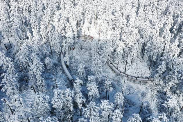 HONGYA, CHINA - JANUARY 18: Aerial view of tourists visiting the Wawu Mountain after a snowfall on January 18, 2023 in Hongya County, Meishan City, Sichuan Province of China.  Copyright: xVCGx VCG111418568800