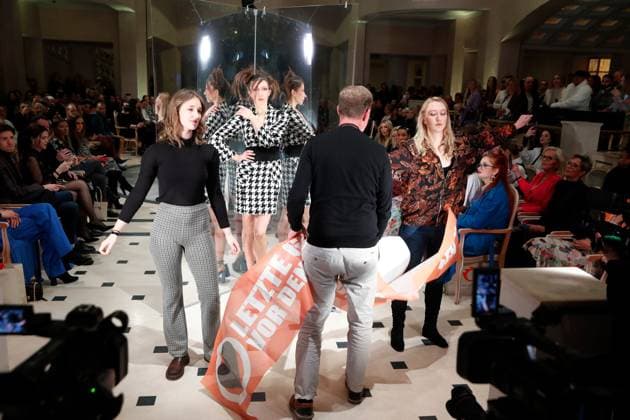 Aktivist*innen der Letzten Generation stören Anja Gockel Fashion Show Aktivist*innen der sog. Letzten Generation stören am 18.01.2023 die Anja Gockel Fashion Show im Rahmen der Berlin Fashion Week im Hotel Adlon Kempinski Berlin. Copyright: xEventpressxGolejewskix